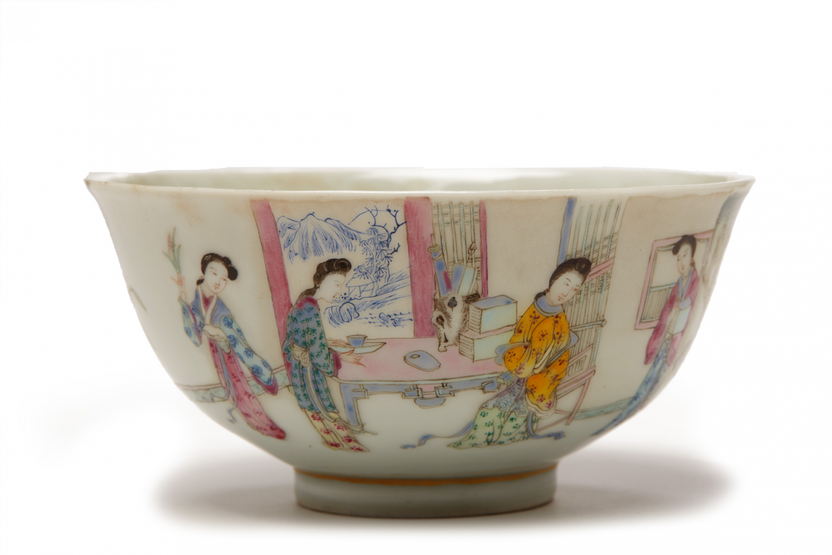 A FAMILLE ROSE BOWL AND A FLORAL ENAMELLED DISH - Image 3 of 4