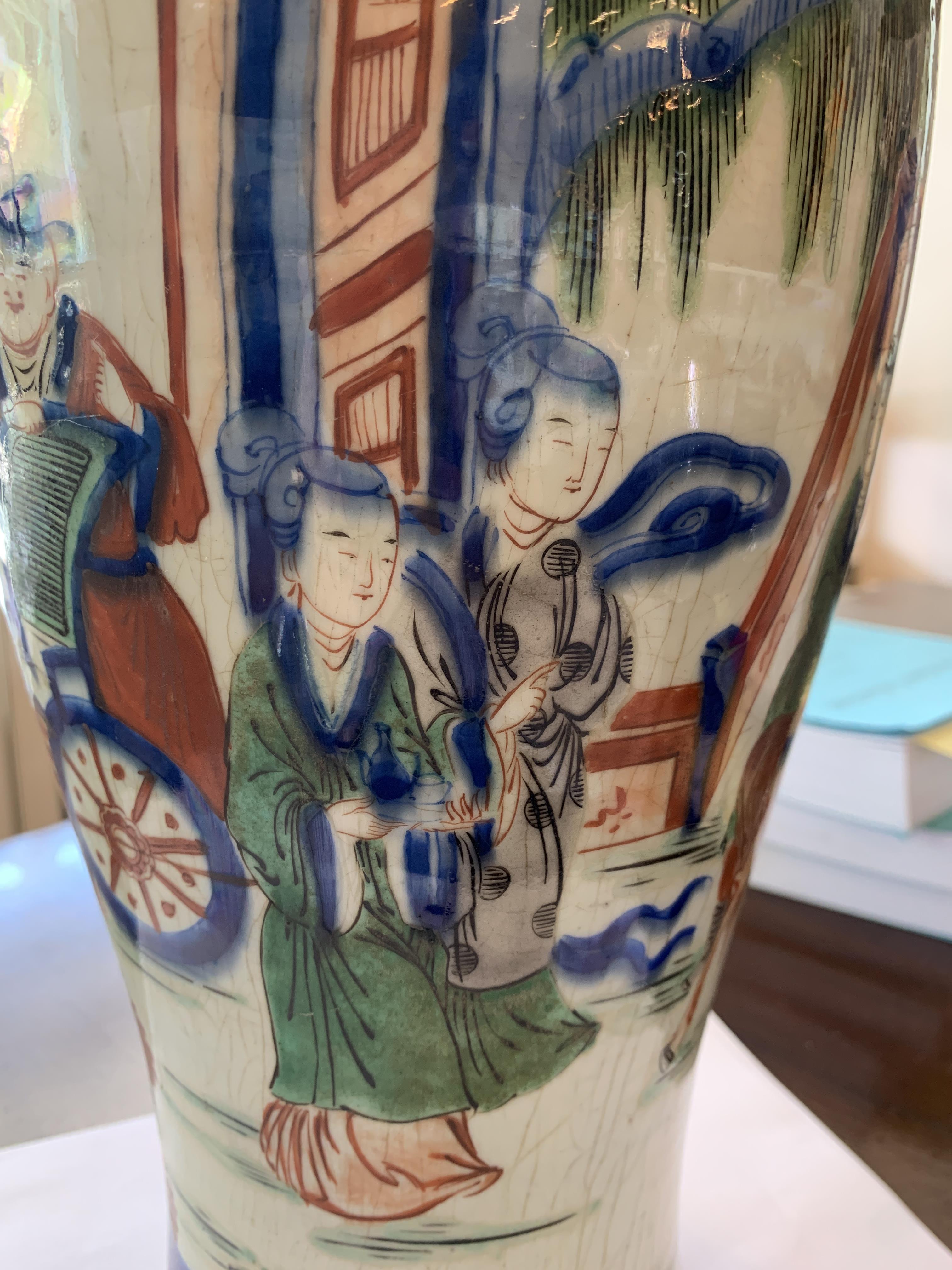 A TALL WUCAI BALUSTER VASE - Image 7 of 15