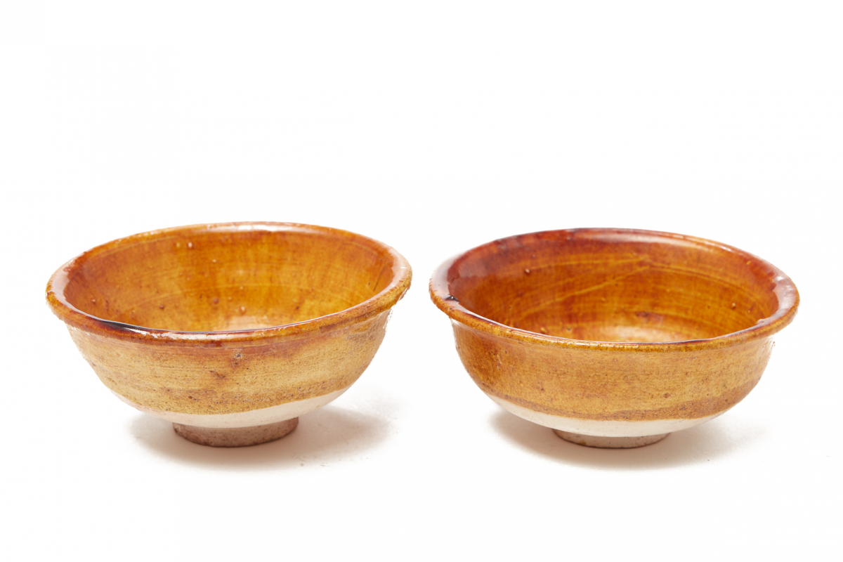 A PAIR OF SMALL YELLOW-GLAZED BOWLS - Image 2 of 4