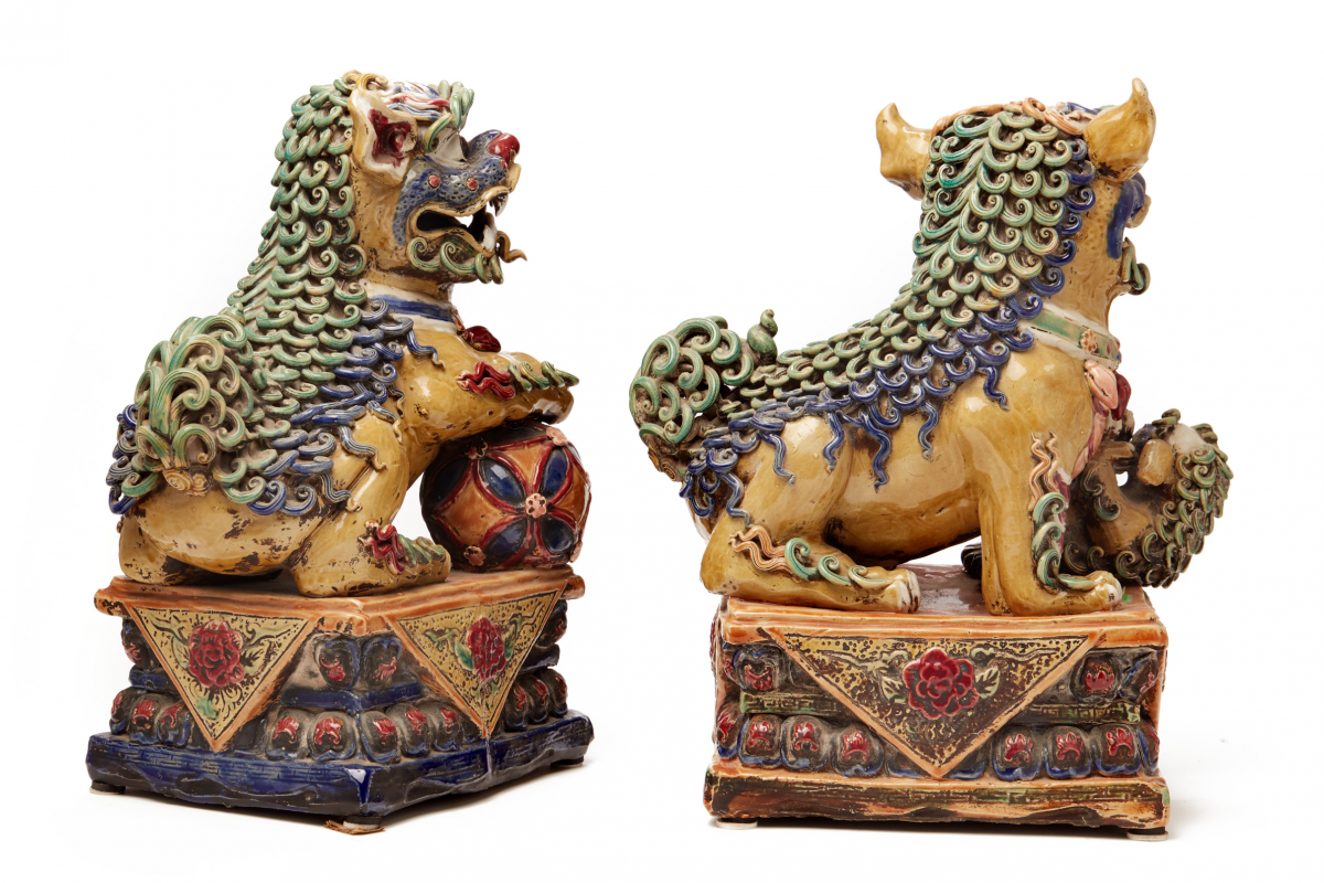 A PAIR OF VIVIDLY GLAZED POTTERY FOO DOGS (1) - Image 4 of 7