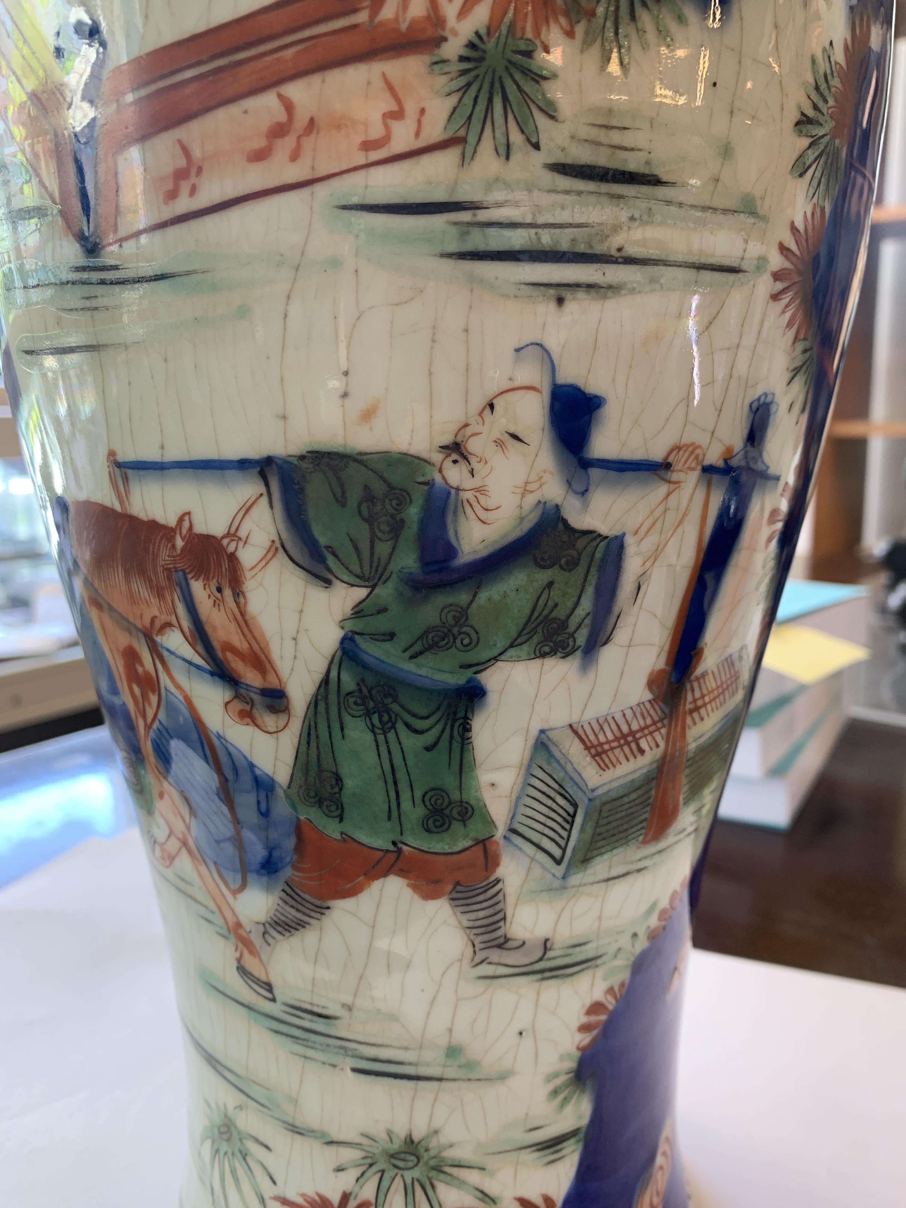 A TALL WUCAI BALUSTER VASE - Image 6 of 15