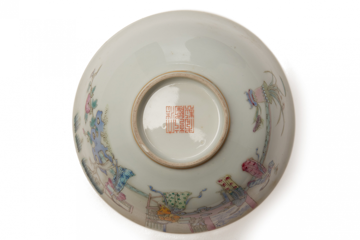 A FAMILLE ROSE BOWL AND A FLORAL ENAMELLED DISH - Image 4 of 4