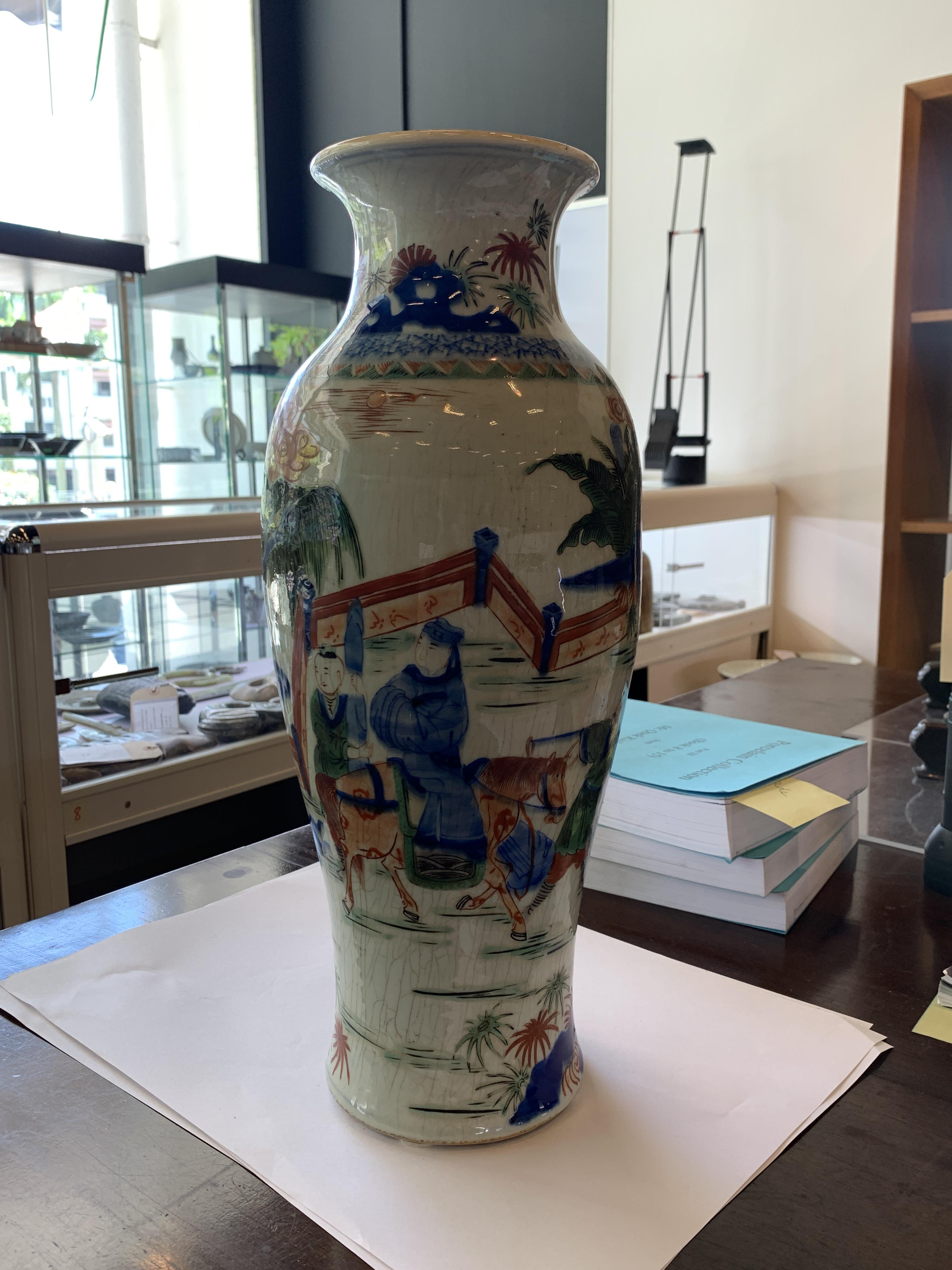 A TALL WUCAI BALUSTER VASE - Image 10 of 15