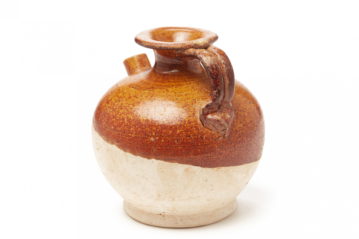 A SMALL BROWN-GLAZED GLOBULAR POTTERY EWER - Image 2 of 4