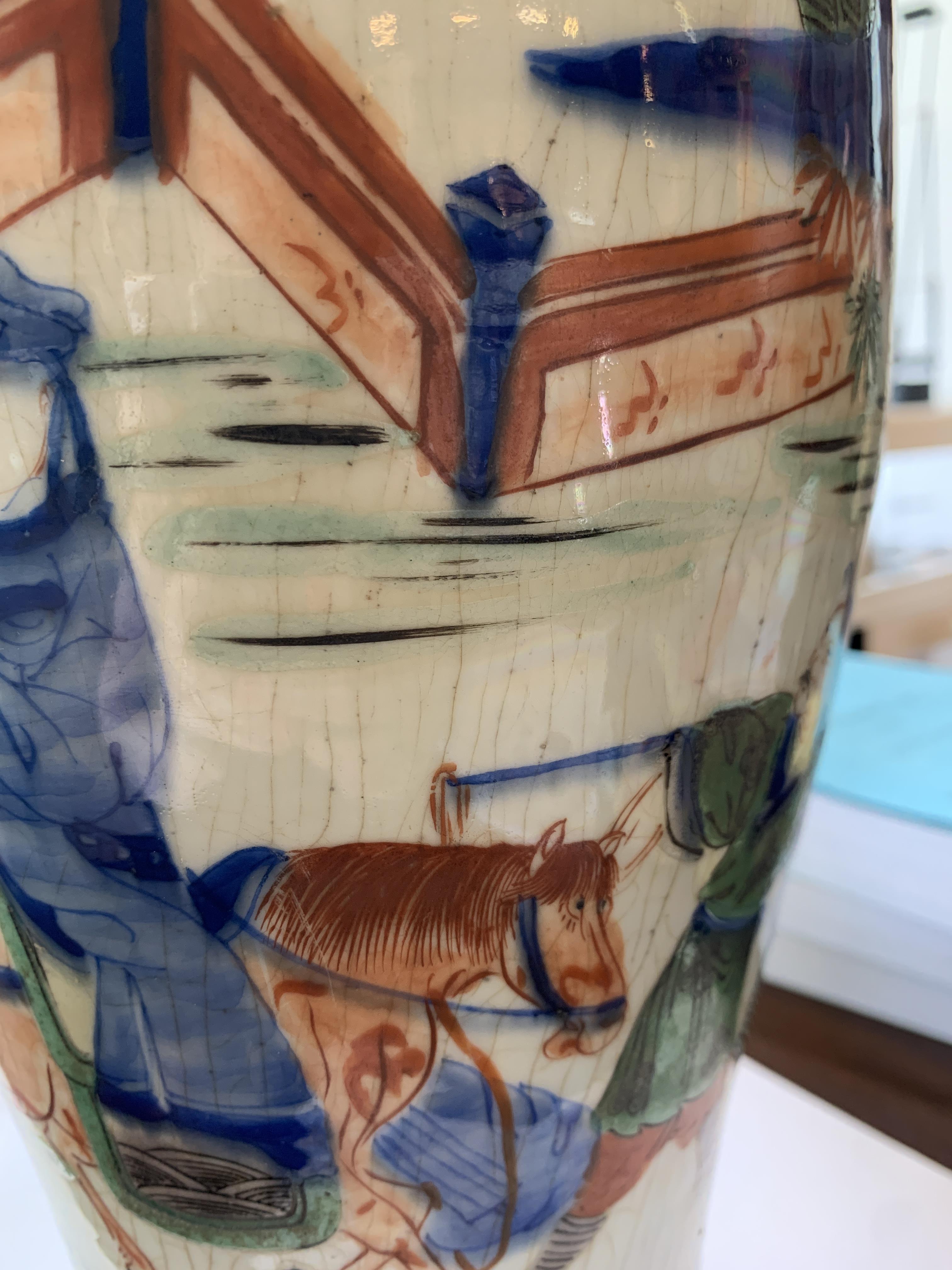 A TALL WUCAI BALUSTER VASE - Image 12 of 15