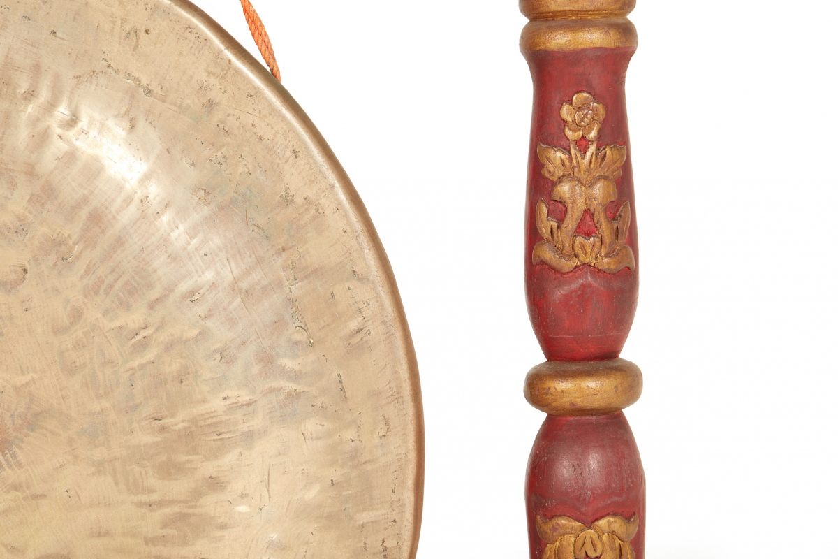 A LARGE ANTIQUE ORIENTAL GONG - Image 3 of 5