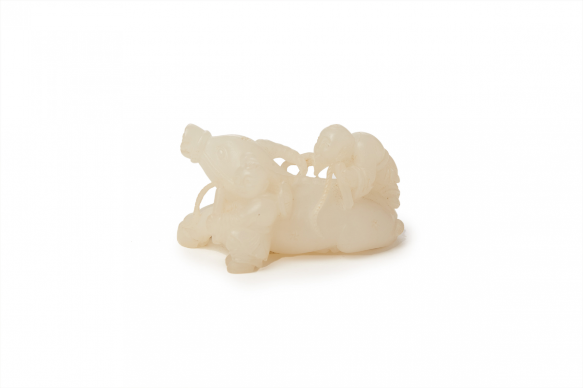 A CARVED WHITE JADE OX AND FIGURE GROUP - Image 2 of 2