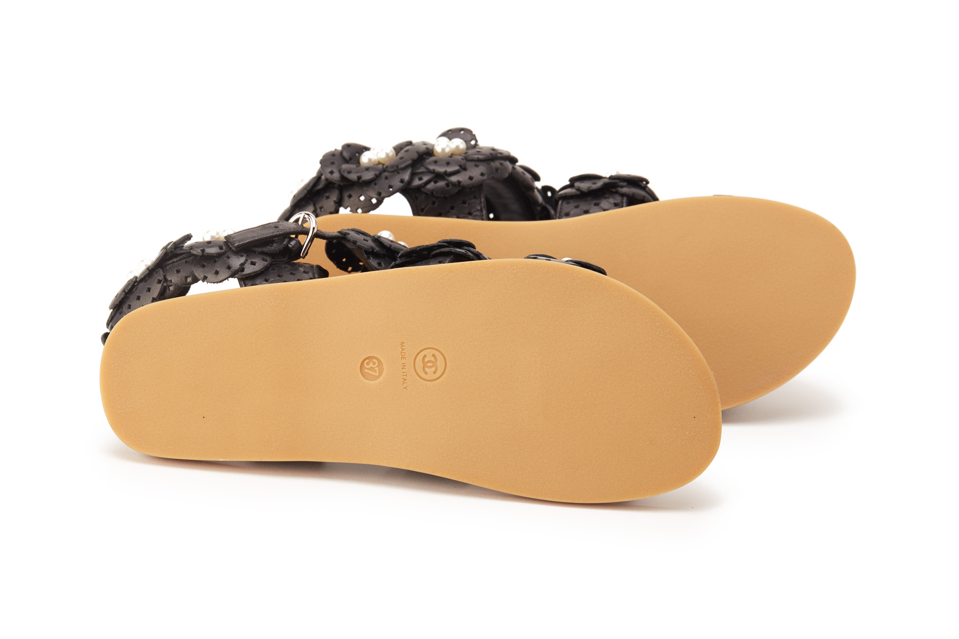 A PAIR OF CHANEL BLACK LEATHER SANDALS WITH PEARLS EU 37 - Image 3 of 4