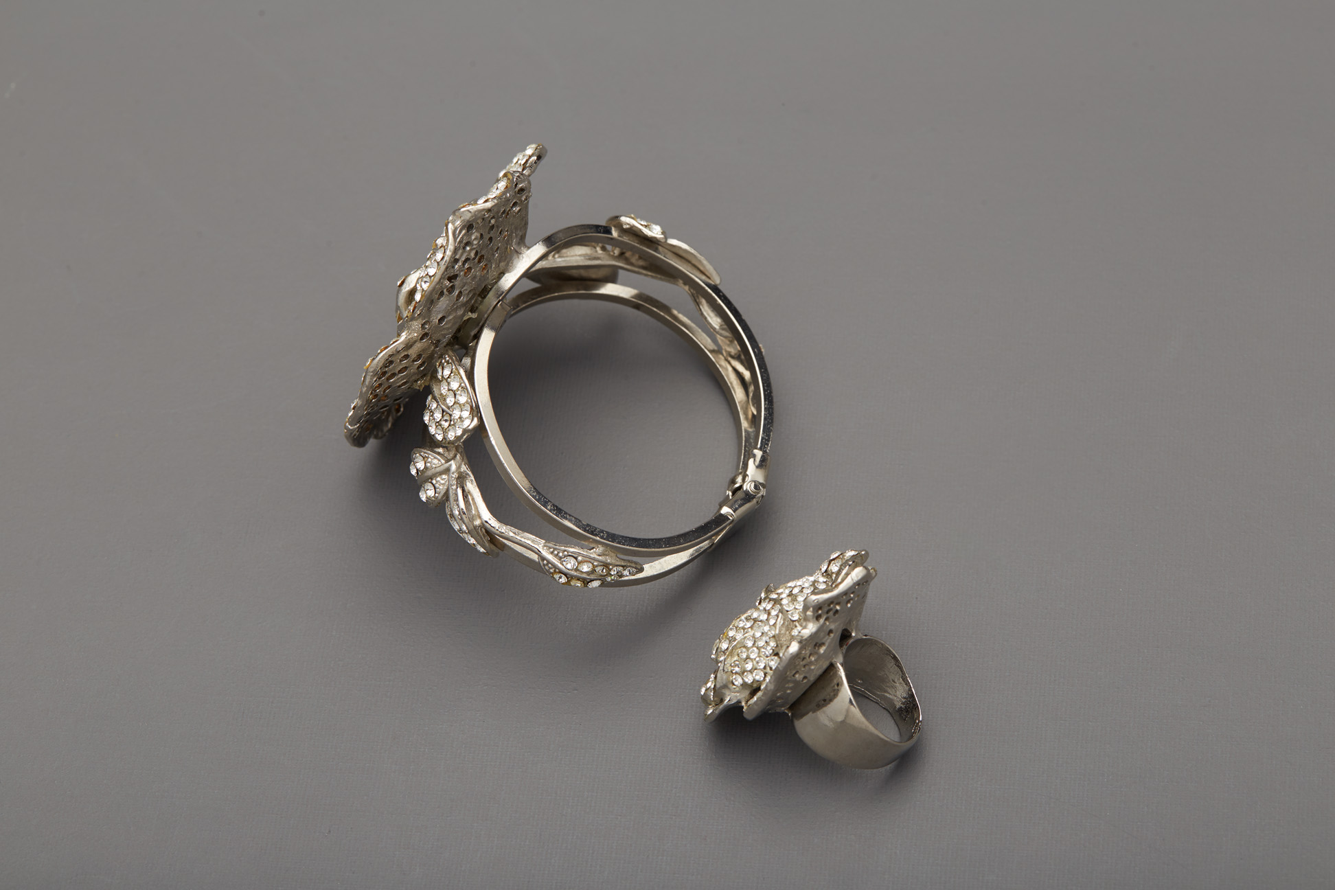 A DIAMANTÉ ENCRUSTED RING & CUFF - Image 2 of 3