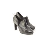 A PAIR OF DUO ANKLE BOOTS EU 39