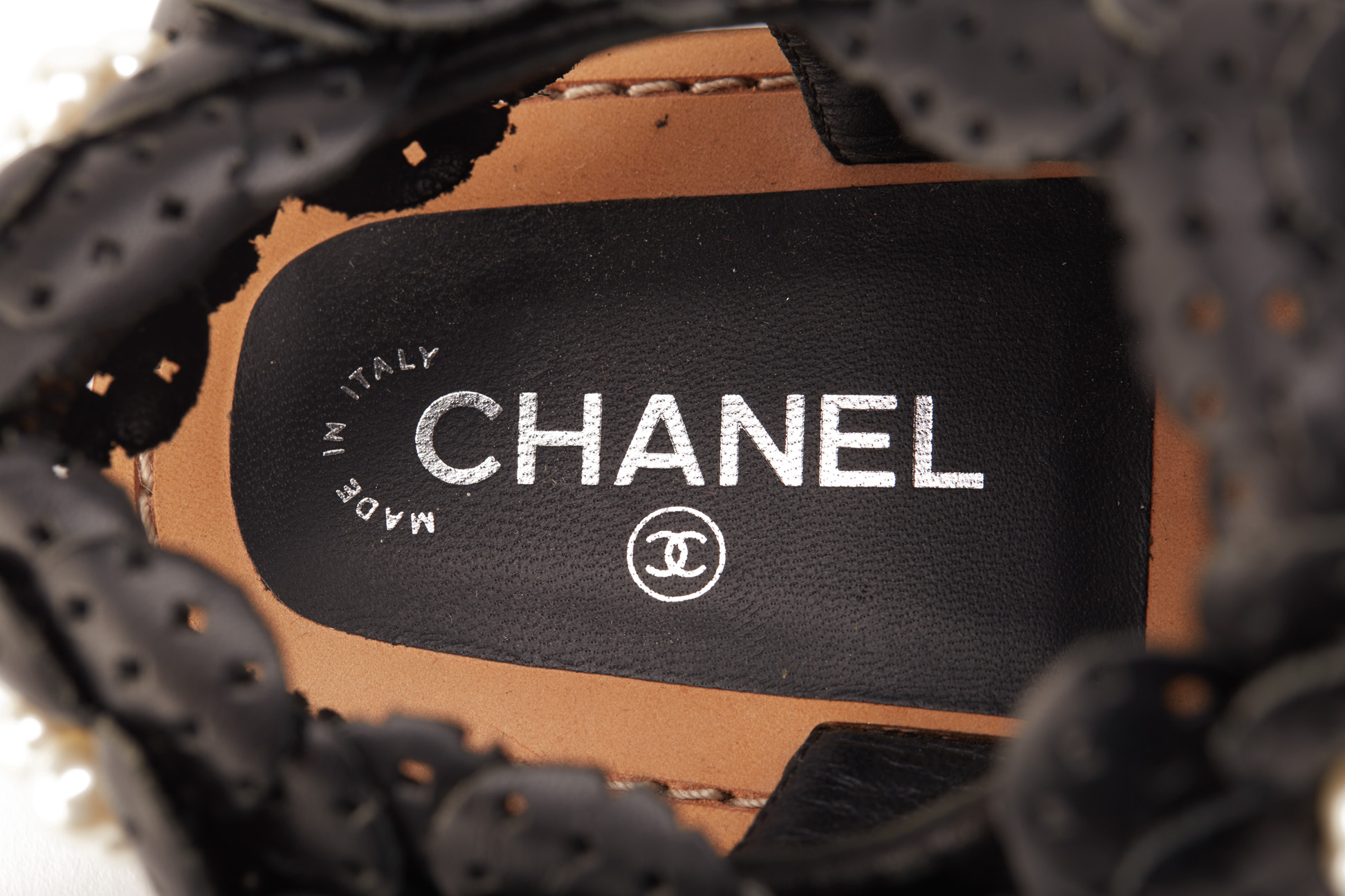 A PAIR OF CHANEL BLACK LEATHER SANDALS WITH PEARLS EU 37 - Image 4 of 4