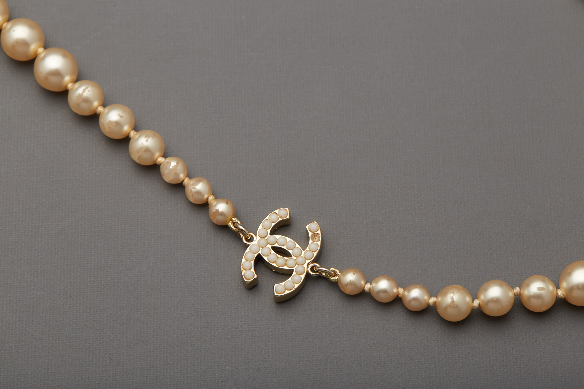 A CHANEL PEARL NECKLACE WITH CLASSIC CC CHARM - Image 2 of 2