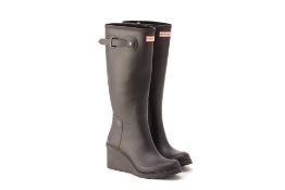 A PAIR OF HUNTER MID WEDGE RUBBER BOOTS EU 42