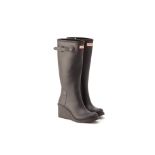 A PAIR OF HUNTER MID WEDGE RUBBER BOOTS EU 42