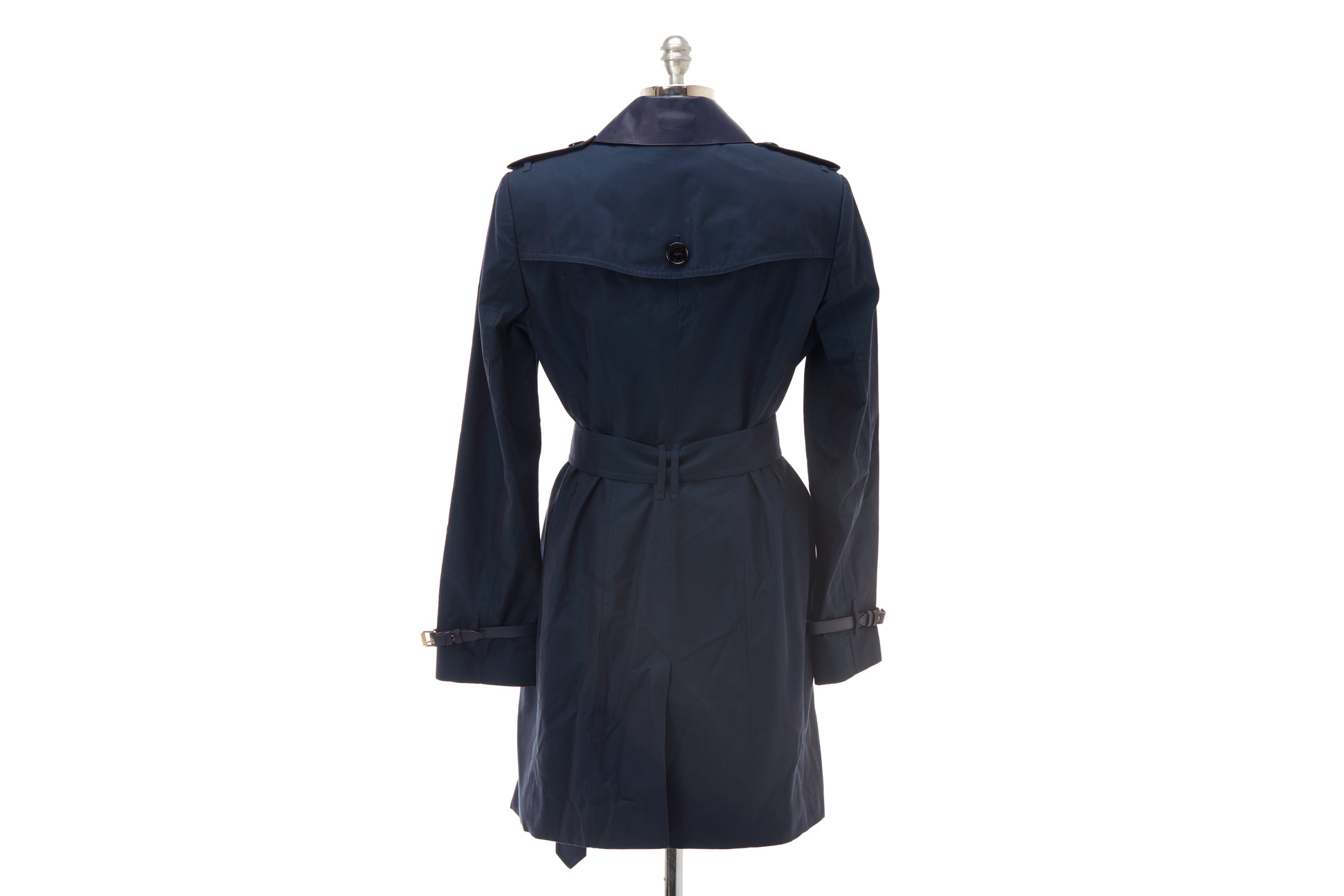 A BURBERRY NAVY BLUE MID LENGTH TRENCH COAT - Image 3 of 4