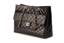A CHANEL BLACK PATENT LEATHER LARGE POCKET TOTE