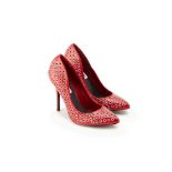 A PAIR OF RED STEVE MADDEN 'GROMMIT' HEELS US 8.5