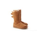 A PAIR OF UGG SHEEPSKIN LINED BOOTS US 10