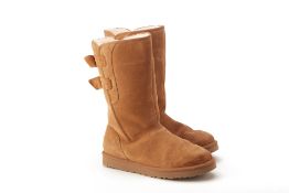 A PAIR OF UGG SHEEPSKIN LINED BOOTS US 10
