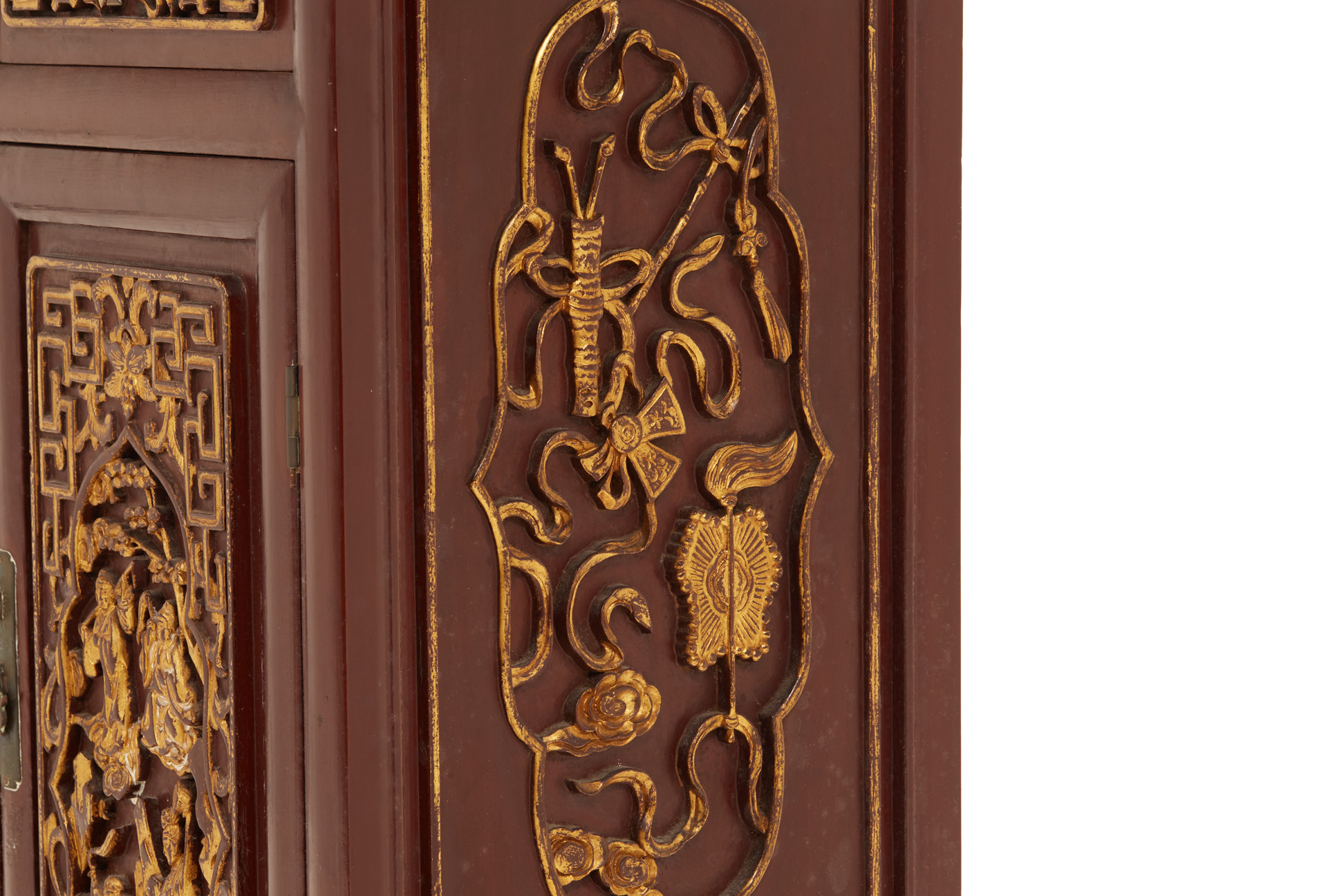 A PERANAKAN STYLE CARVED AND GILT SIDE CABINET - Image 5 of 5