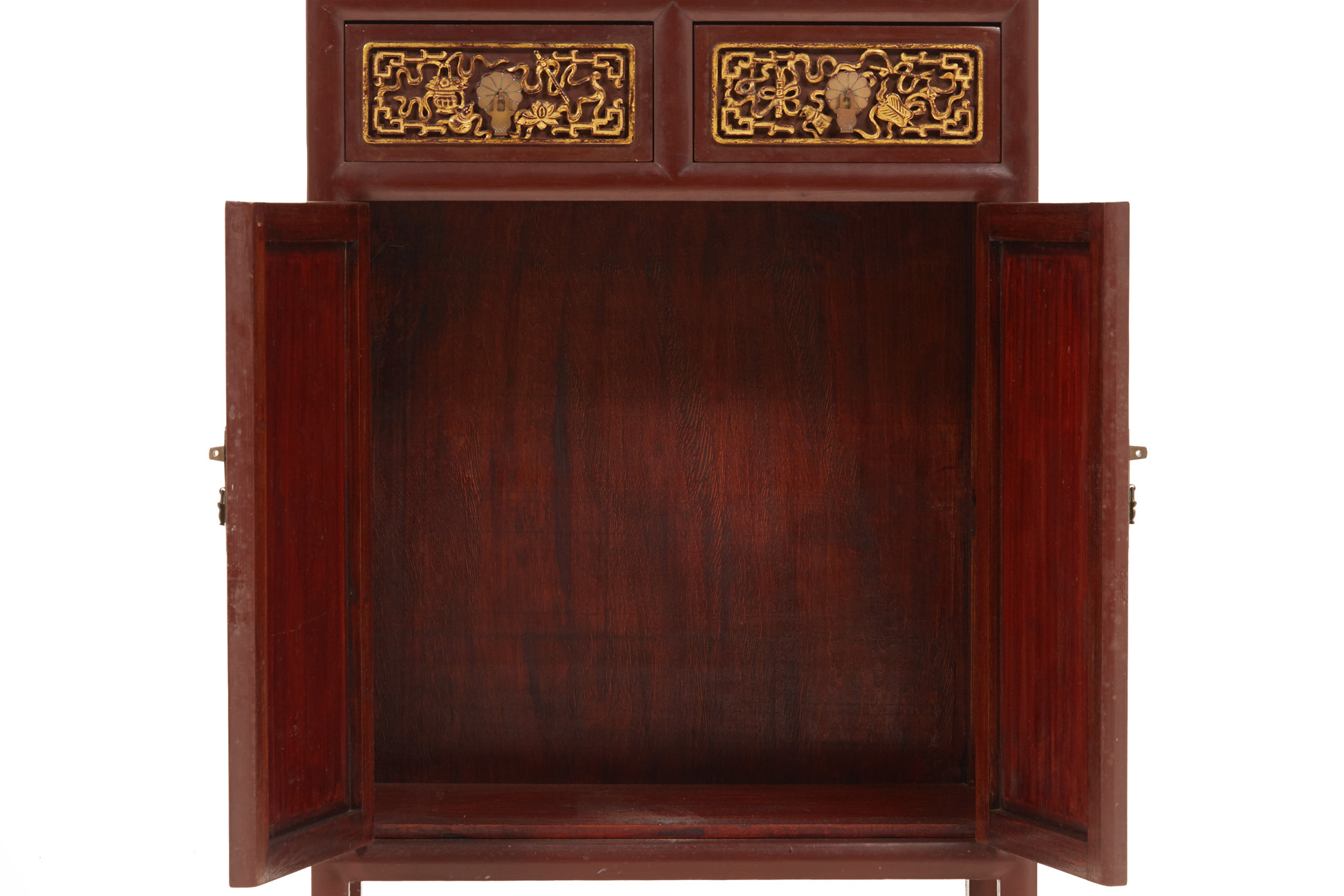 A PERANAKAN STYLE CARVED AND GILT SIDE CABINET - Image 3 of 5