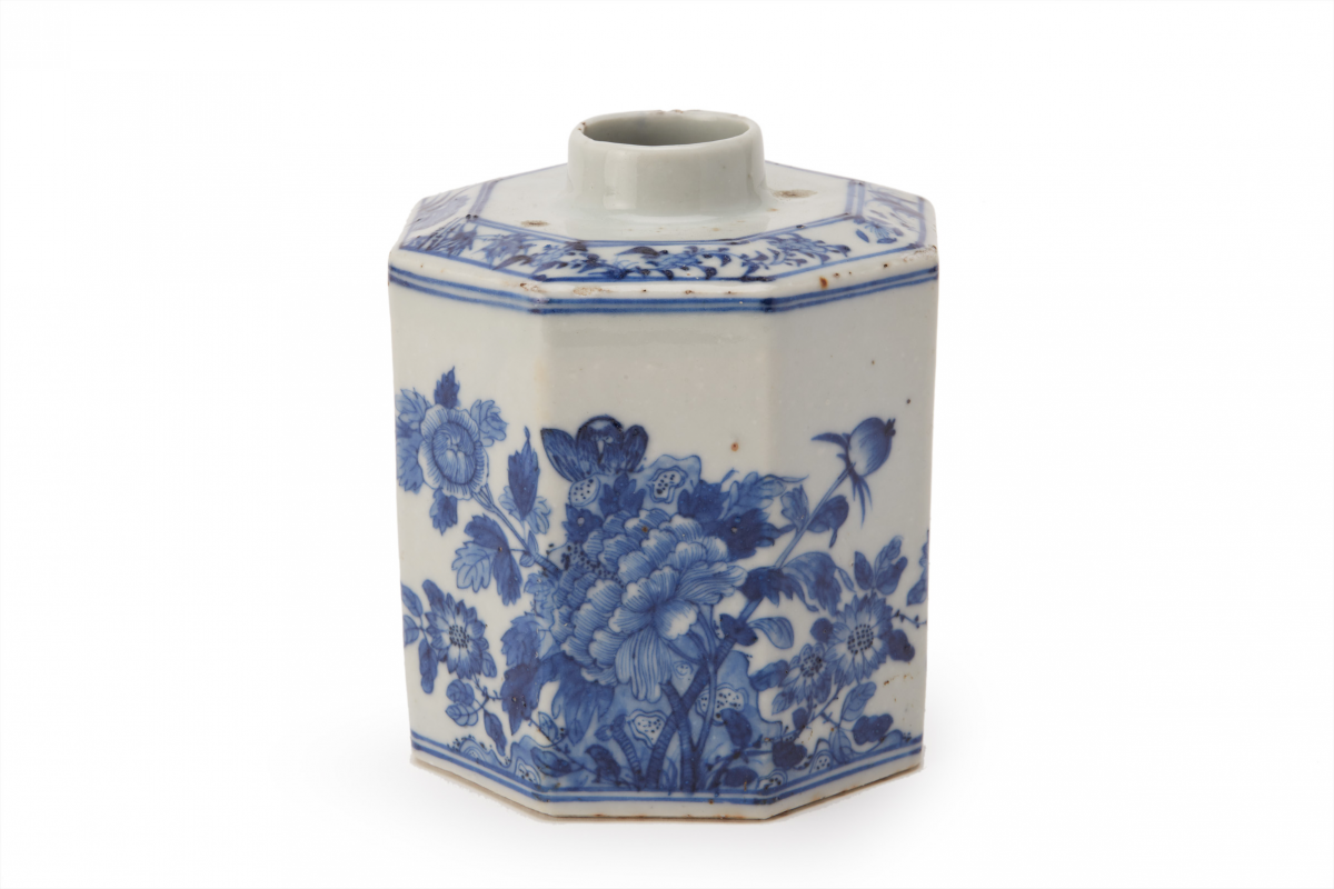 AN OCTAGONAL BLUE AND WHITE PORCELAIN TEA CADDY - Image 2 of 4