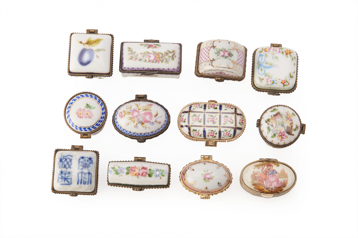 A GROUP OF TWELVE PORCELAIN PILL BOXES - Image 2 of 3