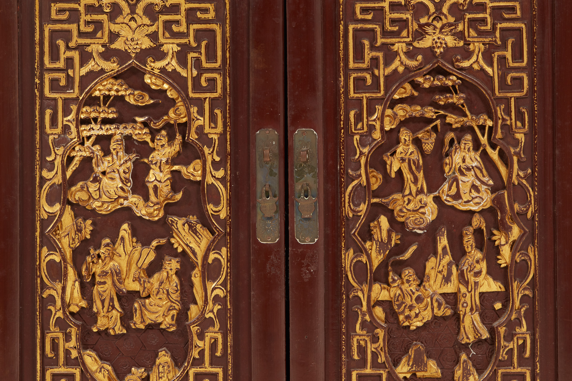 A PERANAKAN STYLE CARVED AND GILT SIDE CABINET - Image 4 of 5