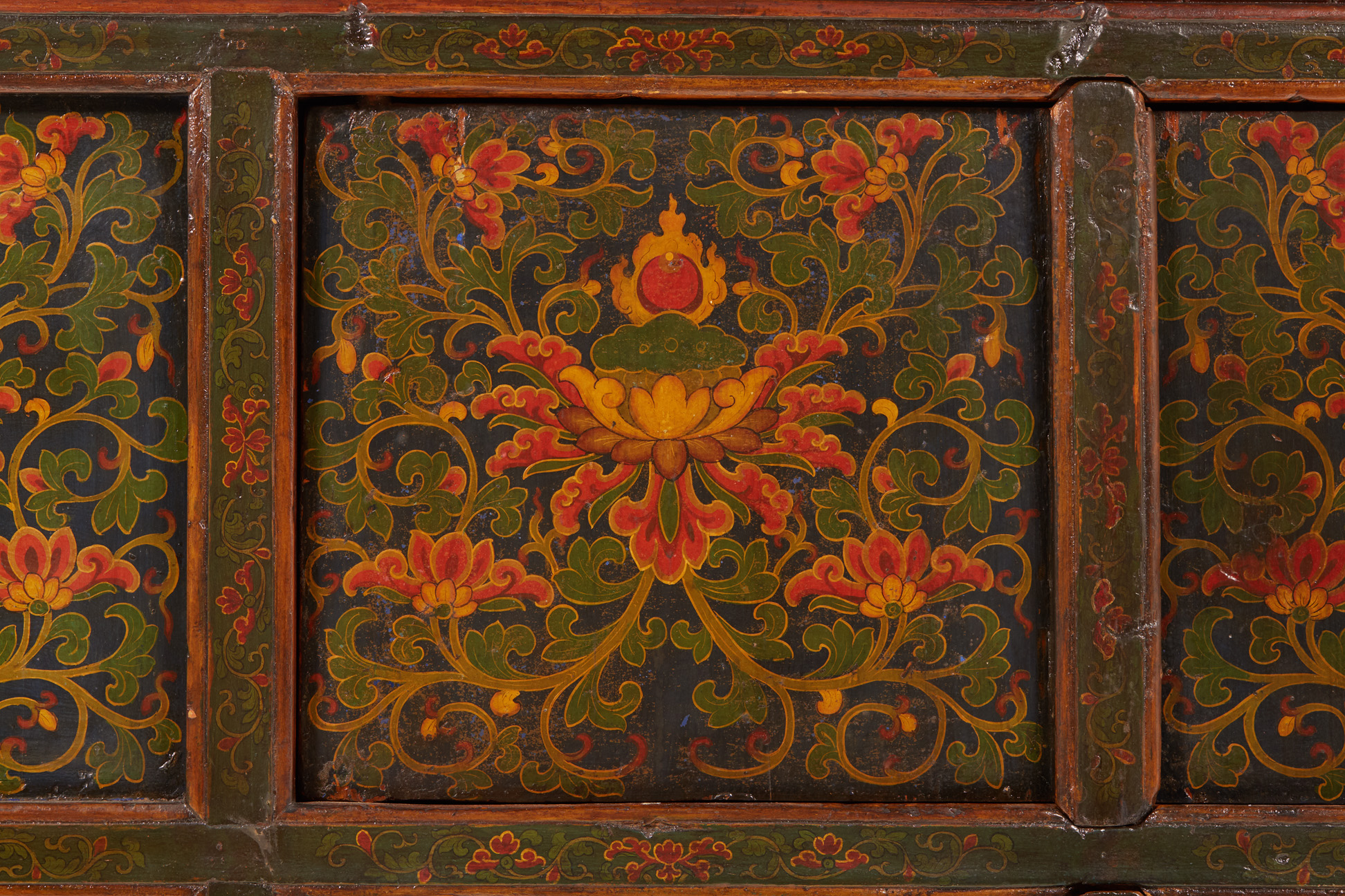 A PAINTED TIBETAN CABINET - Image 2 of 4