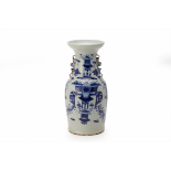 A BLUE & WHITE TWIN HANDLED BALUSTER VASE