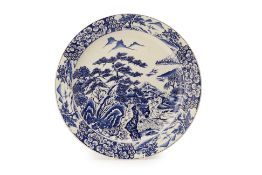 A LARGE BLUE & WHITE PORCELAIN CHARGER