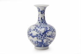 A BLUE & WHITE BOTTLE VASE WITH FLARED NECK