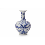 A BLUE & WHITE BOTTLE VASE WITH FLARED NECK