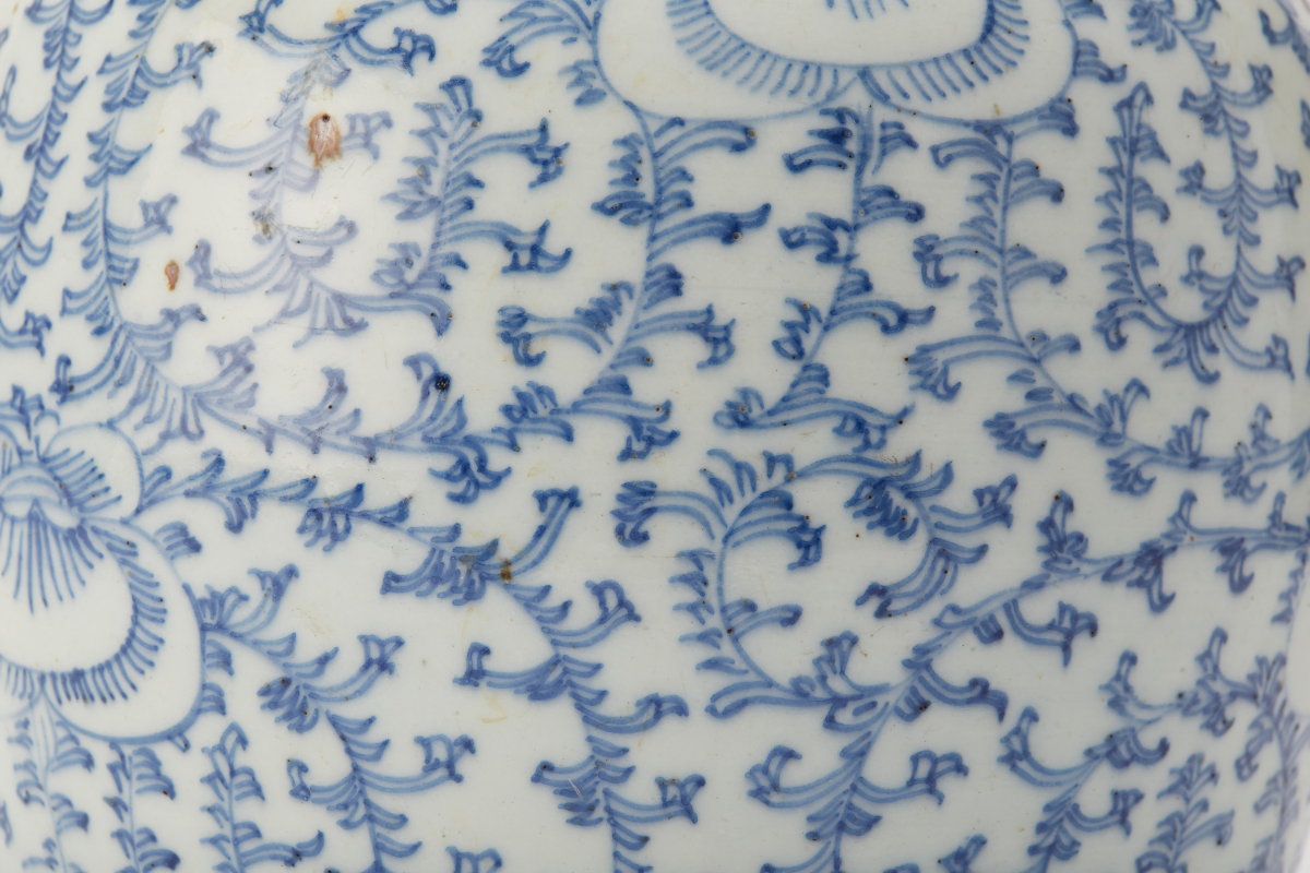 AN ANTIQUE BLUE & WHITE JAR - Image 3 of 3