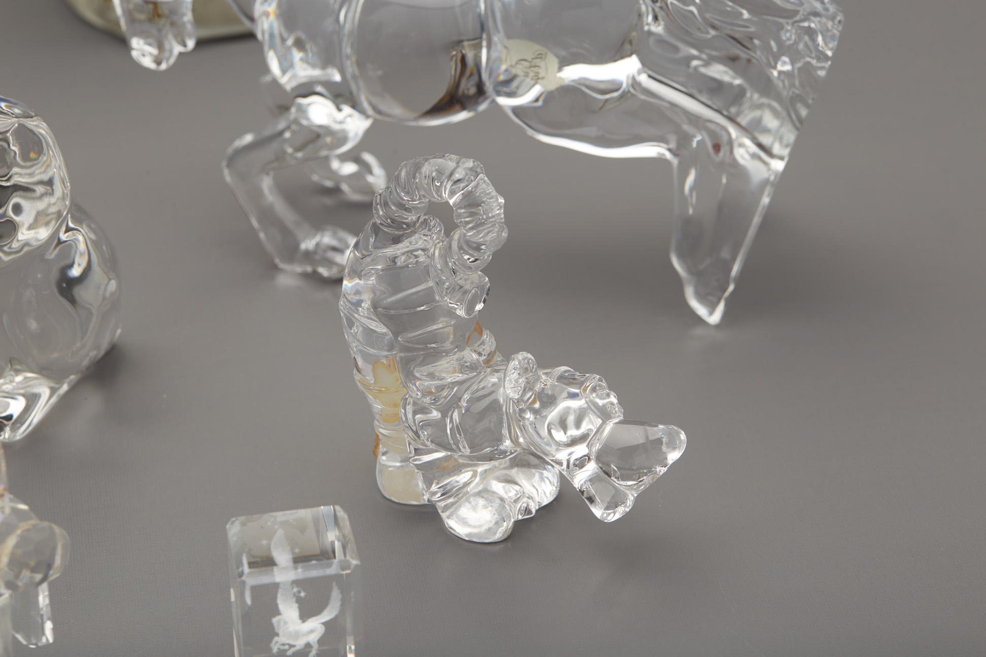 A GROUP OF NINE GLASS & CRYSTAL FIGURINES - Image 3 of 5