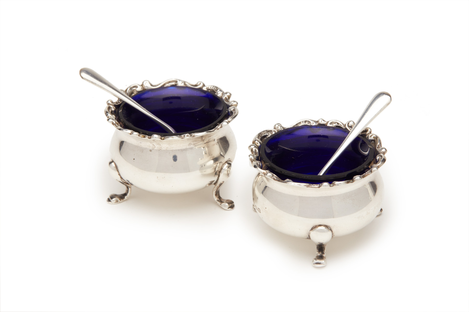 A PAIR OF SILVER SALTS AND SPOONS