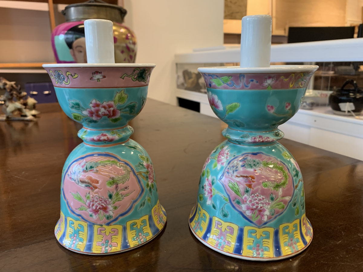 A PAIR OF STRAITS CHINESE CANDLE HOLDERS - Image 4 of 8