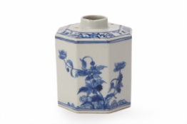 AN OCTAGONAL BLUE AND WHITE PORCELAIN TEA CADDY