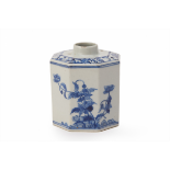 AN OCTAGONAL BLUE AND WHITE PORCELAIN TEA CADDY