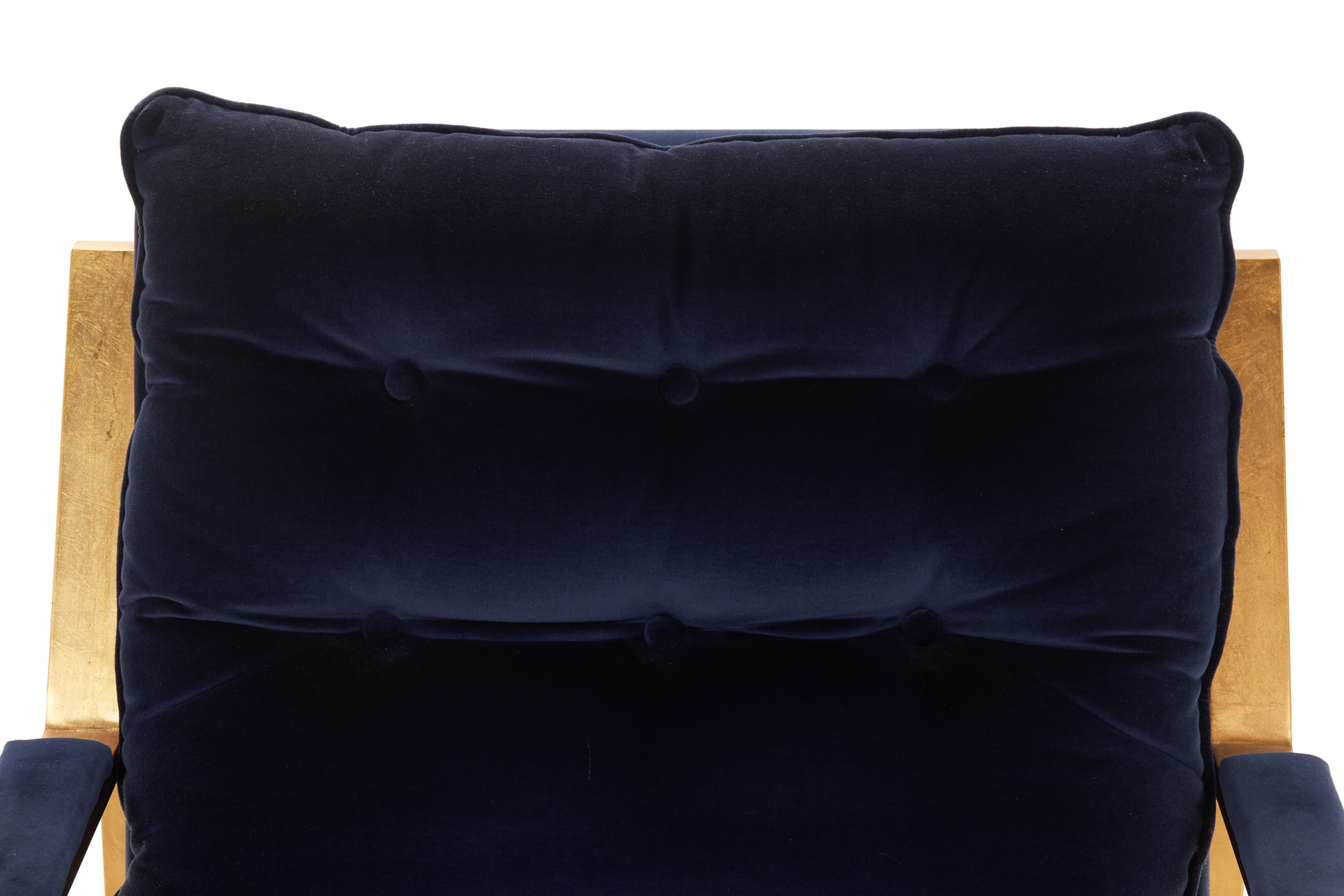 A CONTEMPORARY BLUE VELVET CHAIR - Image 4 of 5