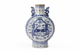 AN ANTIQUE BLUE AND WHITE PORCELAIN MOON FLASK