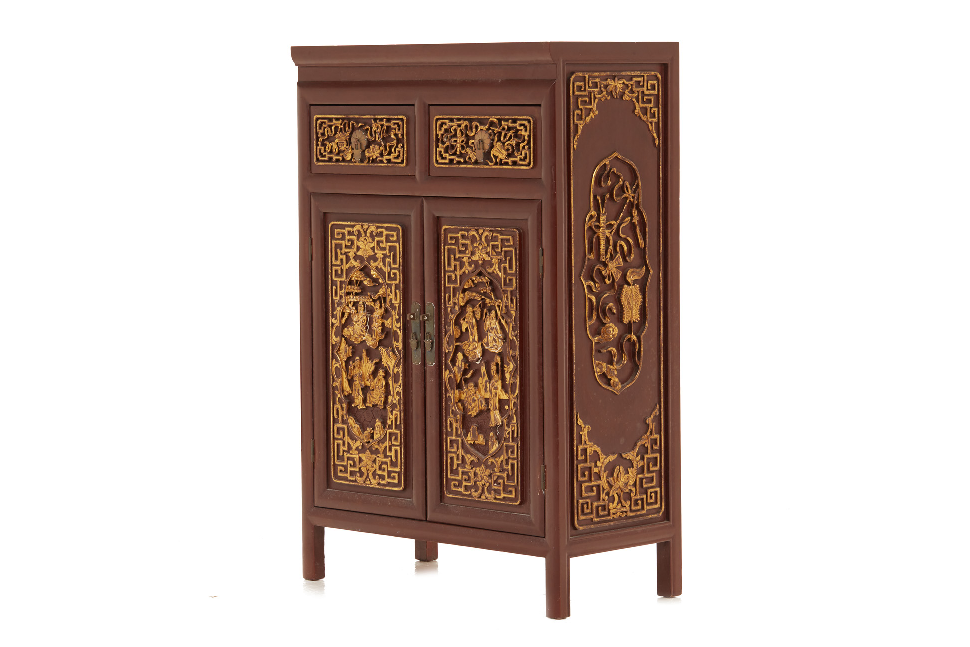 A PERANAKAN STYLE CARVED AND GILT SIDE CABINET - Image 2 of 5