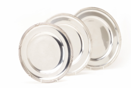 A SET OF THREE GRADUATED SILVER PLATED CIRCULAR TRAYS