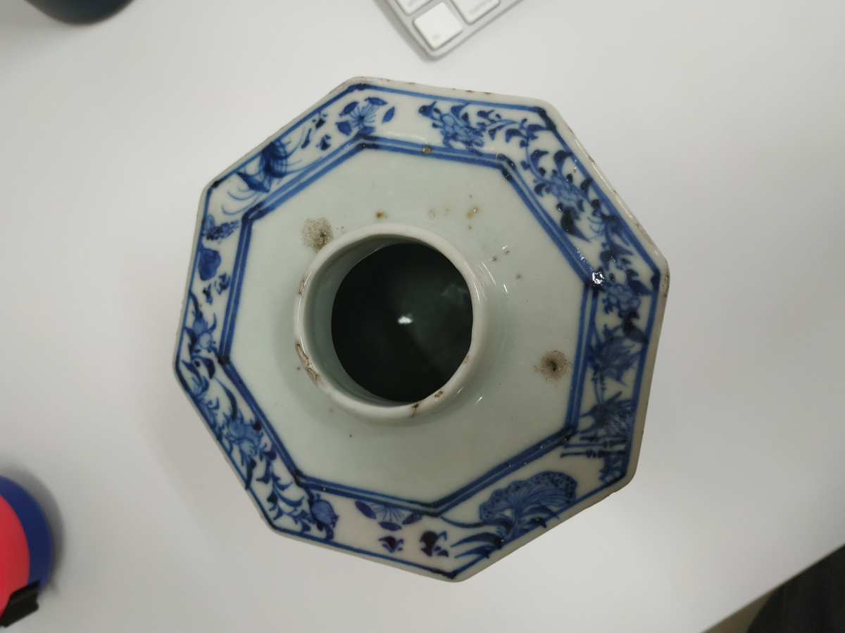 AN OCTAGONAL BLUE AND WHITE PORCELAIN TEA CADDY - Image 4 of 4