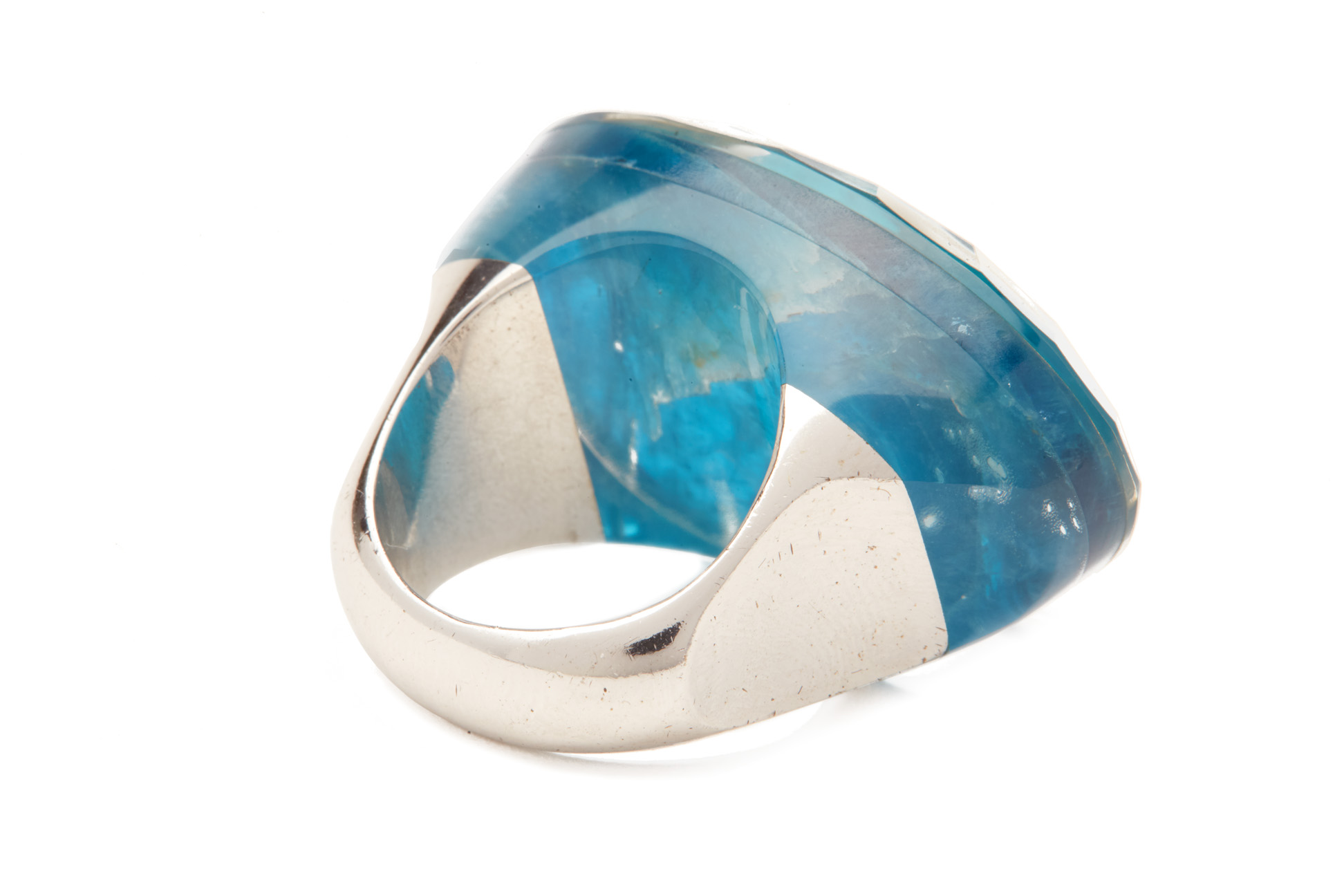 A BLUE APATITE SINGLE STONE RING - Image 3 of 3