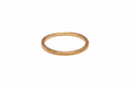 AN ALEX MONROE 'PAPINA' GOLD BAND