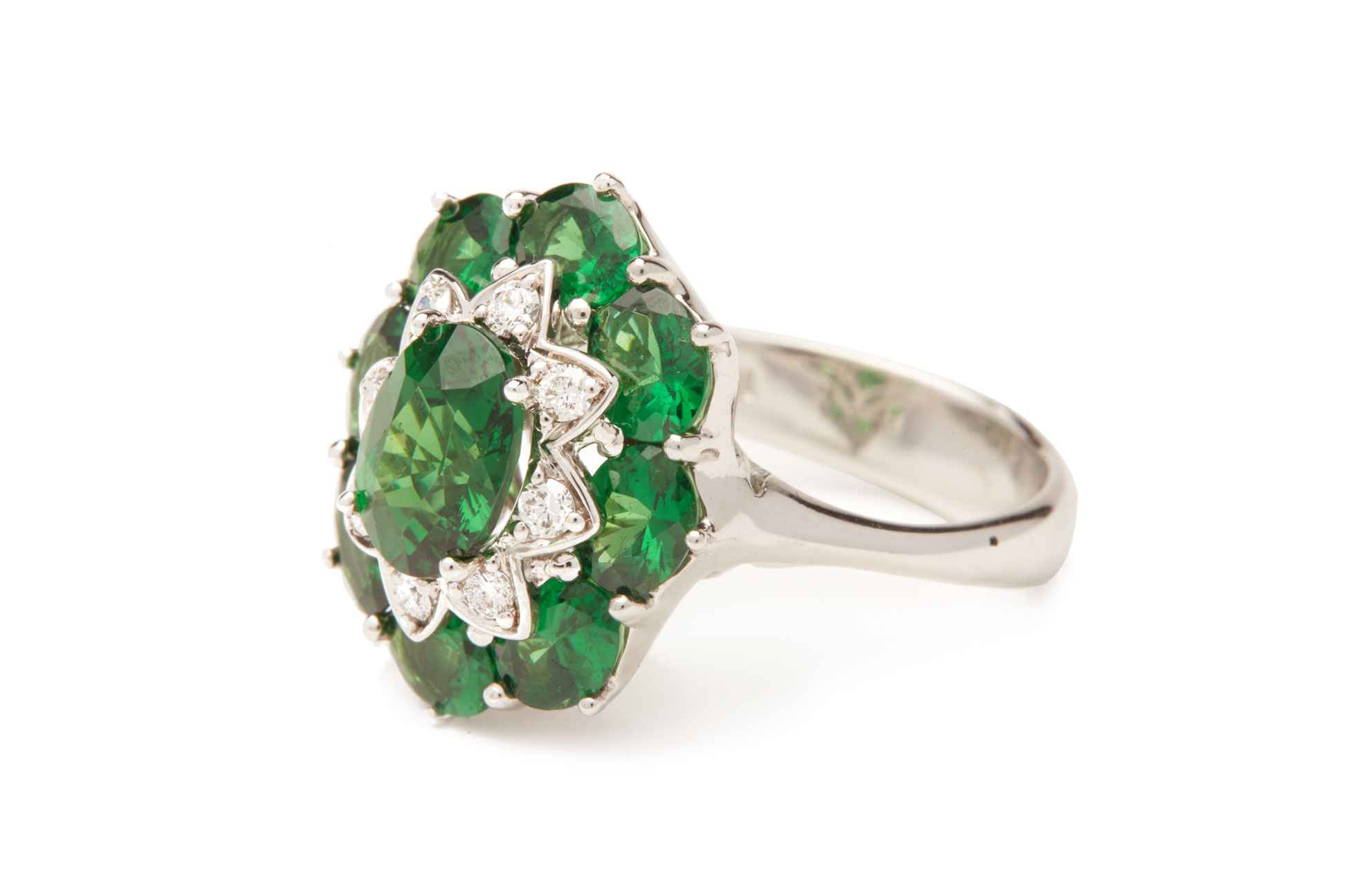 A TSAVORITE AND DIAMOND RING - Image 2 of 3