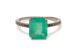 AN EMERALD AND BLACK DIAMOND RING