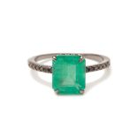 AN EMERALD AND BLACK DIAMOND RING