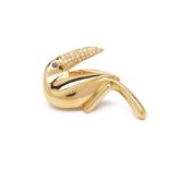 A GOLD DIAMOND AND SAPPHIRE TOUCAN BROOCH